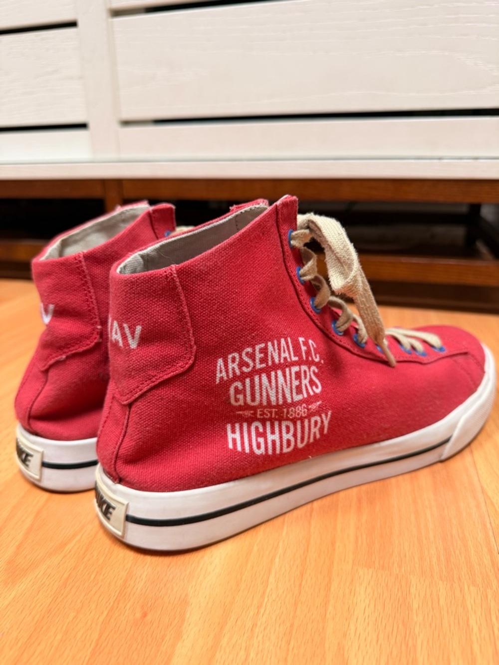 Vintage Nike Arsenal F.C. Gunners Highbury High Tops Mens 9.5 RARE Red Sneakers